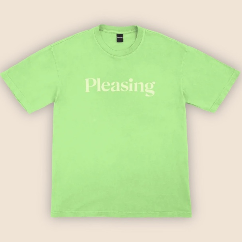 The Pleasing Pollinators Tee in Shrub, Medium